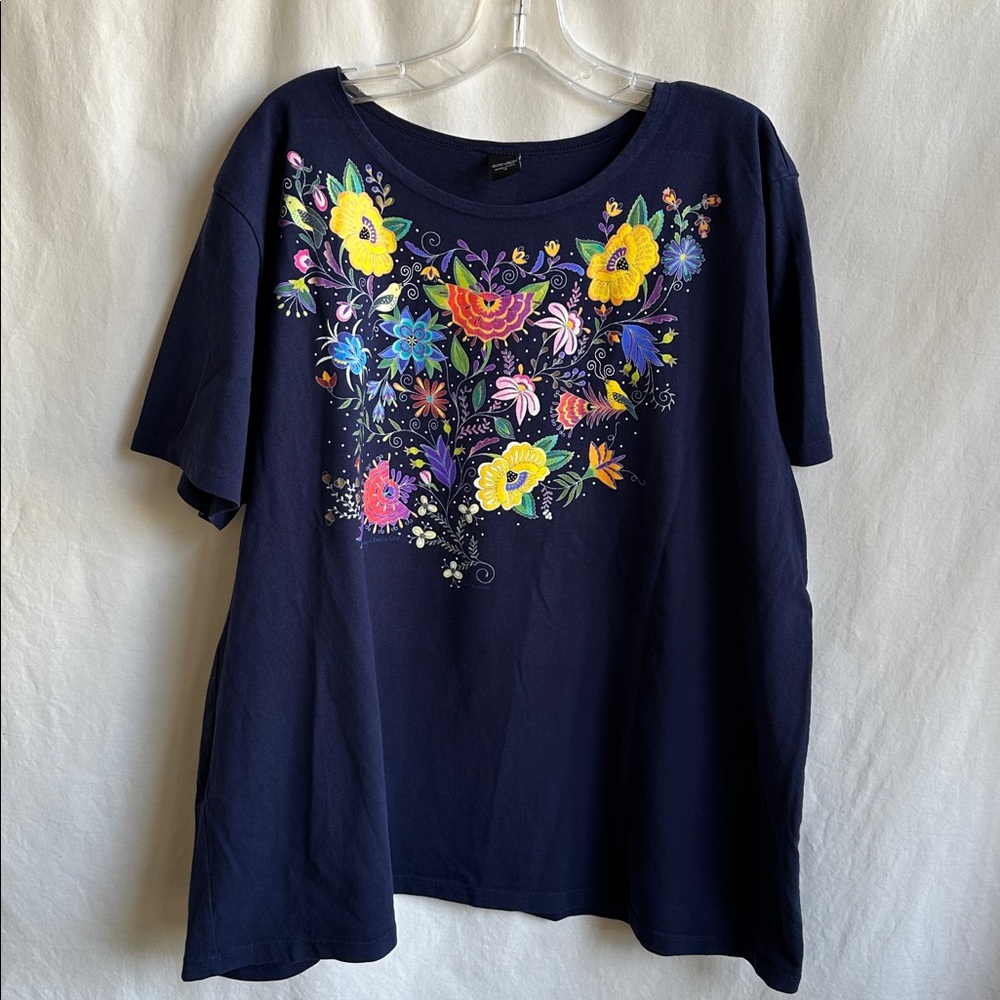 Sabaku Artwear navy floral print “Jardin Encantado” boutique tee, size 1X
